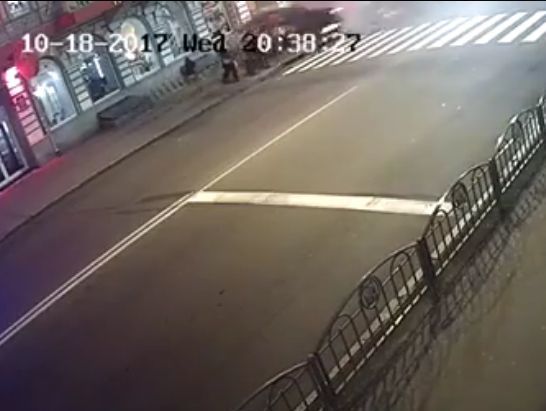 Опубликовали запись момента наезда автомобиля на пешеходов в Харькове. Видео