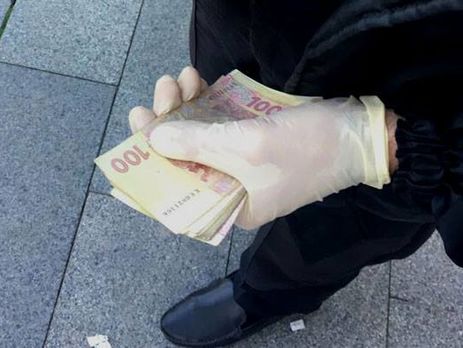 ﻿У прокуратурі Києва повідомили про затримання співробітника міграційної служби, який брав хабарі за прискорене видавання біометричних паспортів