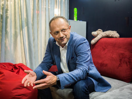 Безсмертный: Лавров – глубоко несчастный человек, переживающий семейную трагедию, связанную с детьми, из-за которой он будет служить режиму