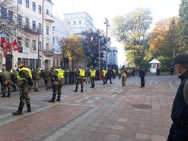 Акция протеста под Радой. Улица Грушевского перекрыта, но на других улицах движение возобновлено