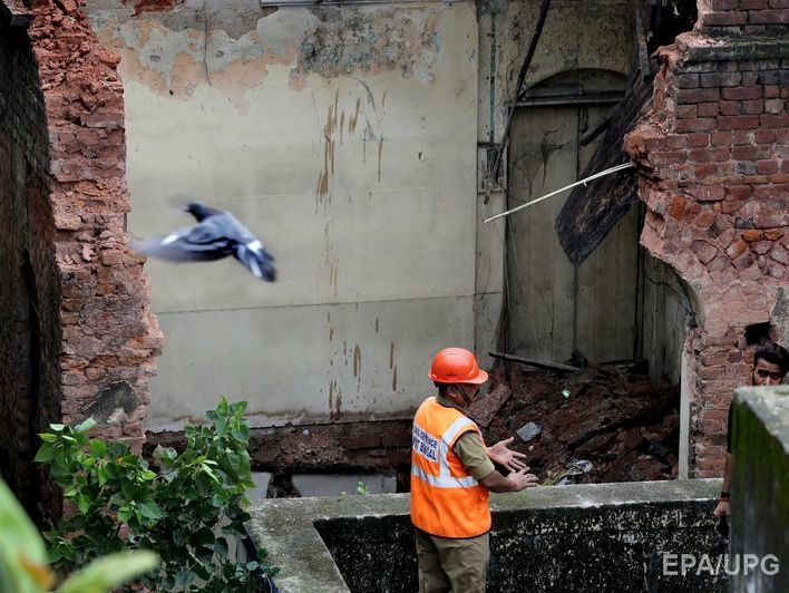 В Индии обрушилась крыша автобусного депо, восемь погибших