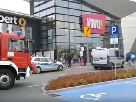 ﻿У Польщі невідомий напав на відвідувачів торгового центру: один загинув, вісьмох поранено