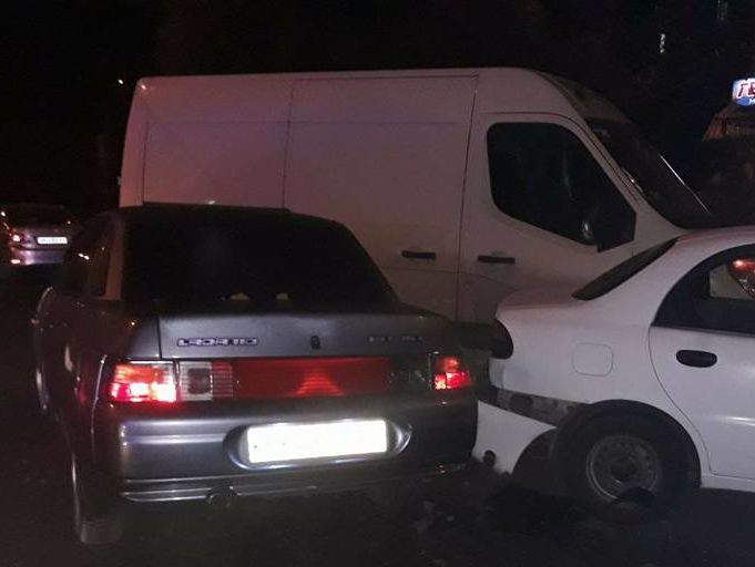 В Ровно патрульные спасли от самосуда пьяную женщину-водителя, которая протаранила четыре авто