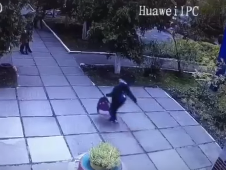 В Киеве неизвестная похитила двухмесячного ребенка. Видео