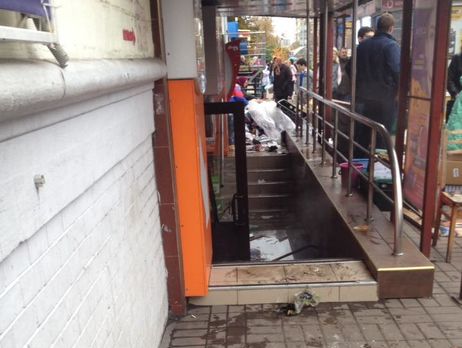 В Киеве прорвало трубу, спасатели вынесли трех женщин из помещения с горячей водой – ГСЧС