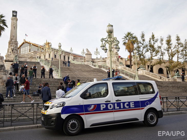 ﻿У Франції вісьмох осіб підозрюють у підготовці замахів на політиків і нападів на мечеті