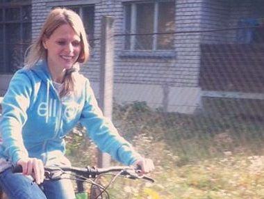 Фреймут катает годовалого сына на велосипеде