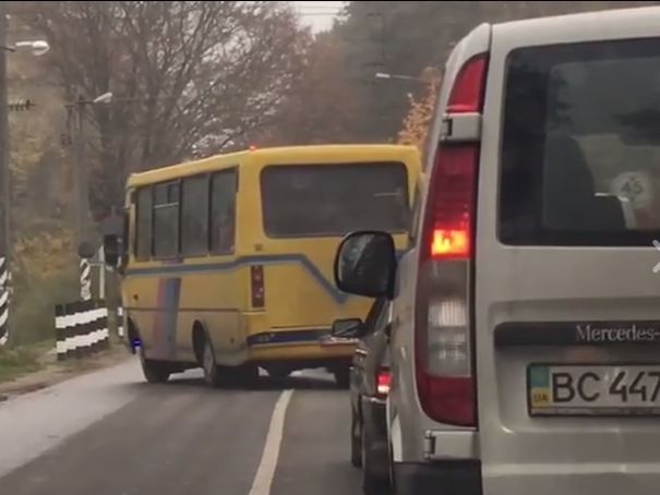﻿Львівські патрульні на підставі свідчень очевидця відібрали права у водія маршрутки, який проїхав на червоне світло