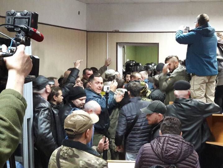 ﻿Активісти забарикадувалися в суді, де обирали запобіжний захід Коханівському. Трансляція