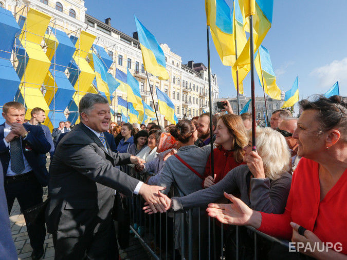 Украинцы больше всего доверяют волонтерам, церкви и военным – опрос