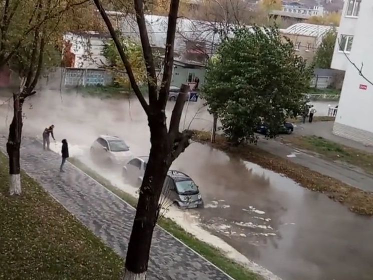 В Киеве из-за прорыва трубы теплотрассы машины залило кипятком. Видео