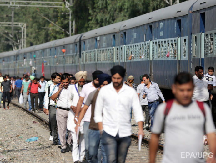 В Индии поезд сбил группу женщин, четверо из них погибли