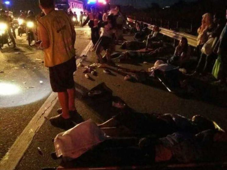 ﻿У Малайзії зіткнулися два автобуси, загинуло вісім осіб