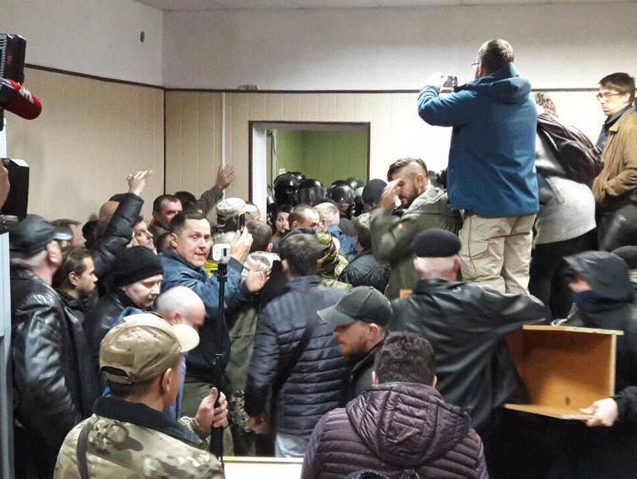 Во время штурма Святошинского суда спецназовцы побили журналиста "Громадського"