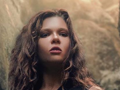 Руслана в купальнике продемонстрировала гибкость тела, стоя на скале