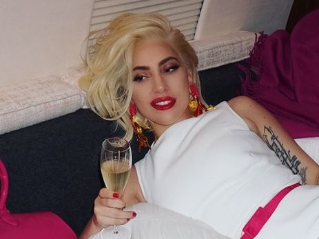 Леди Гага поделилась снимком объятий с возлюбленным