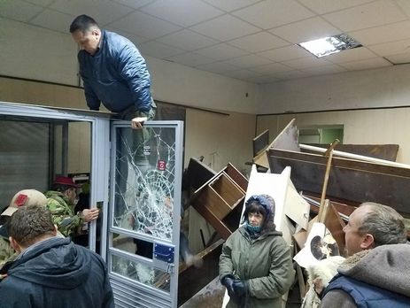 ﻿Антон Геращенко заявив, що Святошинському районному суду Києва протестувальники завдали 500 тис. грн збитків