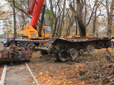 Украинские военные превратили подбитый российский танк Т-72 в исторический экспонат. Фоторепортаж