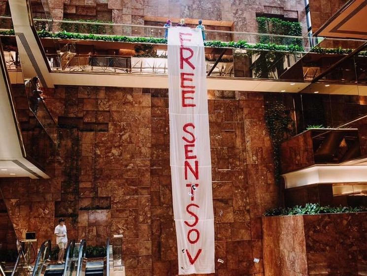 ﻿Учасниці Pussy Riot вивісили банер на підтримку Сенцова в Trump Tower у Нью-Йорку