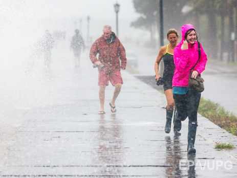 ﻿Потужний шторм розкидав приватні літаки на аеродромі у США. Відео