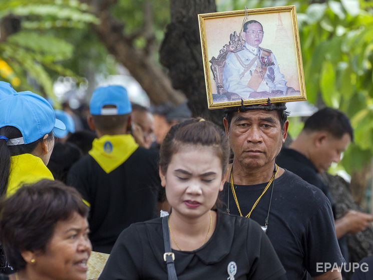 В Таиланде 26 октября кремируют покойного короля, траур по которому длился год