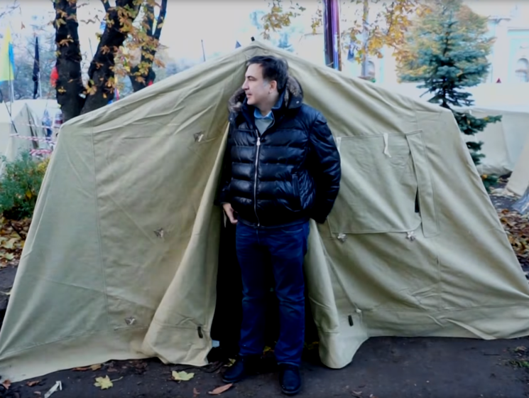 Саакашвили провел ночь в палатке перед Радой, призвал людей прийти в 19.00 на собрание