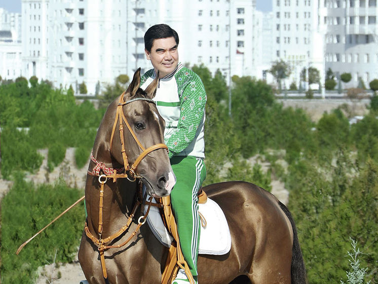 ﻿Президент Туркменістану на коні проінспектував будівництво в Ашхабаді. Відео