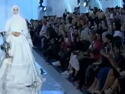 ﻿Дочка Кадирова показала мусульманський одяг під стінами Кремля