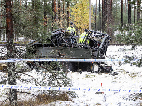 В Финляндии поезд врезался в военный автомобиль, четверо погибших