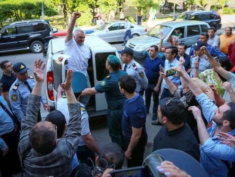 Премию Шеремета вручили жене арестованного в Азербайджане журналиста Мухтарлы