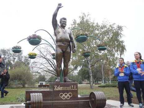 ﻿У Запоріжжі відкрили пам'ятник українському важкоатлету Жаботинському