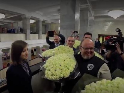 Поклонской подарили тысячу роз за "победу" над "Матильдой". Видео