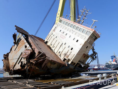 В Греции из воды извлекли часть затонувшего грузового судна. Фоторепортаж