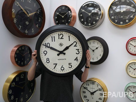 ﻿Уночі Україна перейде на зимовий час