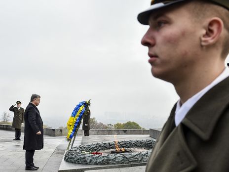 ﻿Порошенко вшанував пам'ять загиблих із нагоди 73-ї річниці визволення України від нацистів. Фоторепортаж