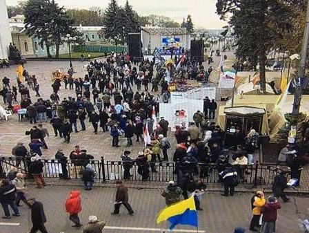 В полиции Киева заявили, что под Радой собралось около 400 протестующих