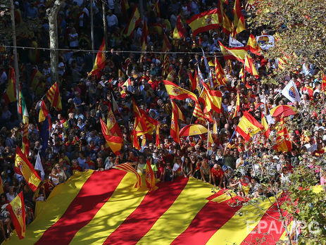 В Барселоне прошли массовые митинги против одностороннего признания независимости Каталонии. Фоторепортаж