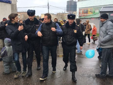 В Москве задержали главу штаба Навального и еще семь человек