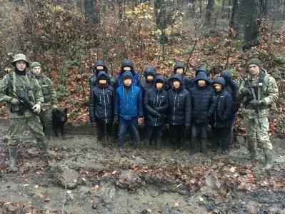 Пограничники в Закарпатье задержали 12 нелегальных мигрантов из Вьетнама