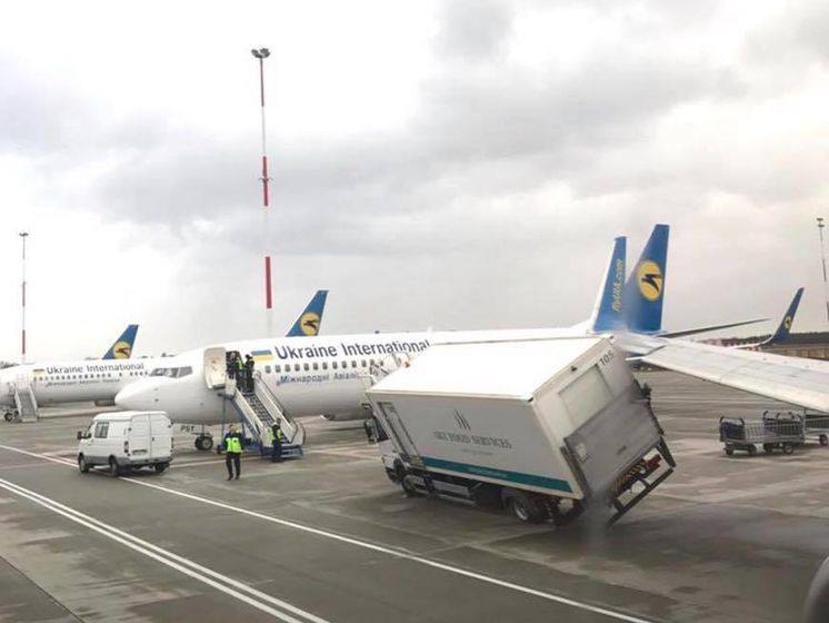 ﻿В аеропорту Бориспіль вантажівка врізалася в літак