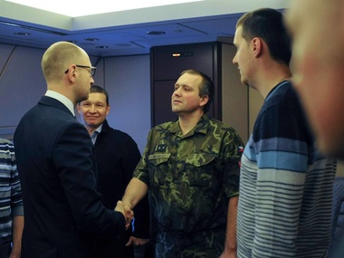 Яценюк побывал в лагере антитеррористической операции под Славянском