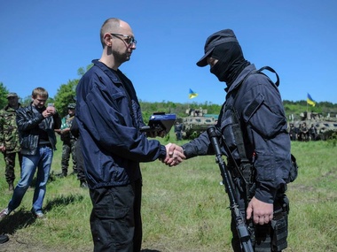 Яценюк посетил один из блокпостов антитеррористической операции под Славянском. Фоторепортаж