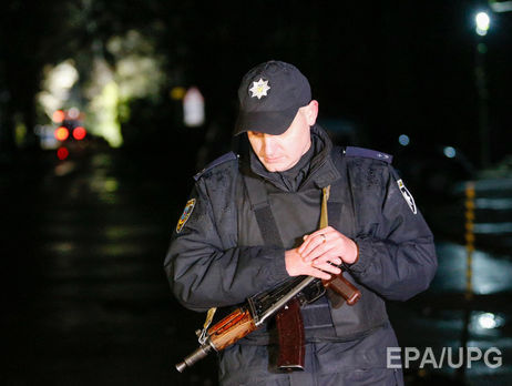Сотрудник полиции на месте убийства Амины Окуевой в Глевахе Киевской области