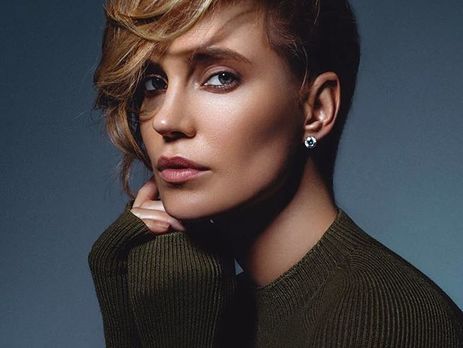 Глюк'оZа исполнила танец в мини-платье с глубокими разрезами