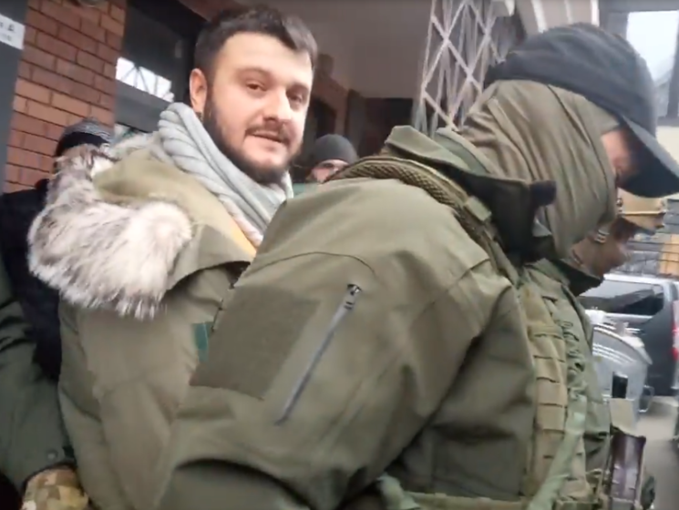 ﻿ЗМІ показали, як співробітники НАБУ виводять сина Авакова з його будинку в Києві. Відео