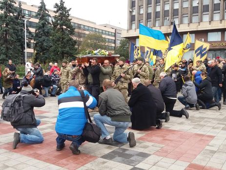 В Запорожье похоронили грузинского добровольца Саралидзе, люди прощались с ним на коленях. Видео