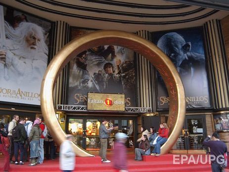 Warner Bros. Television и Amazon ведут переговоры о создании сериала на основе трилогии 