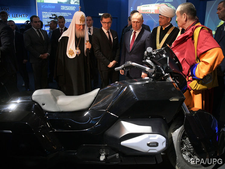 Путину показали мотоцикл, разработанный концерном "Калашников"