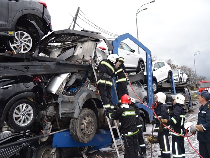 ﻿У Рівненській області внаслідок ДТП загинув водій вантажівки і згоріло шість легкових авто