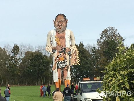 ﻿У Великобританії у Ніч багать спалили опудало Вайнштейна